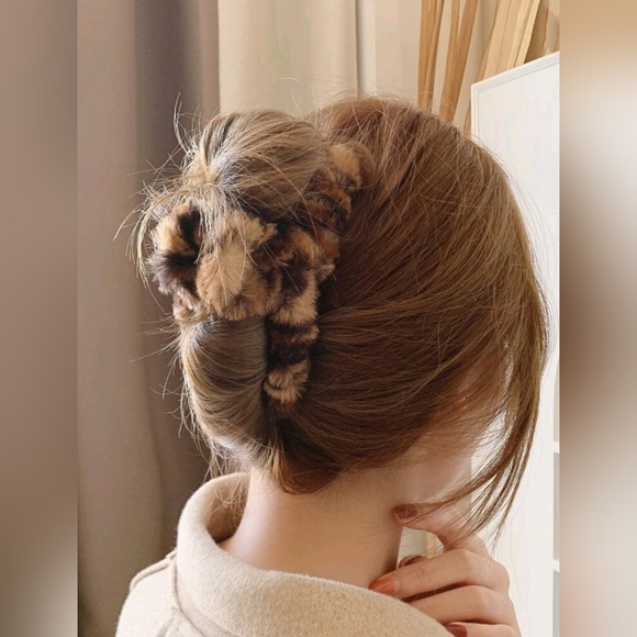 Leopard Pattern Fuzzy Hair Claw - Picture 2 of 3